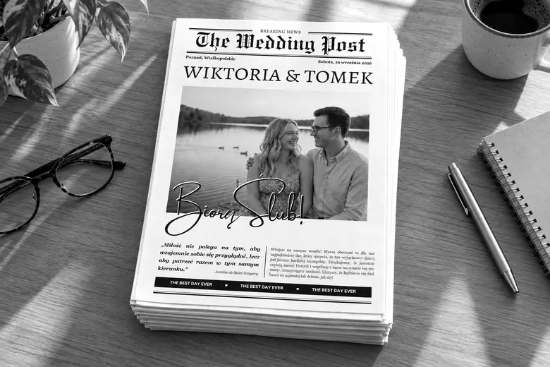 Stos wydrukowanych gazetek weselnych na drewnianym stole